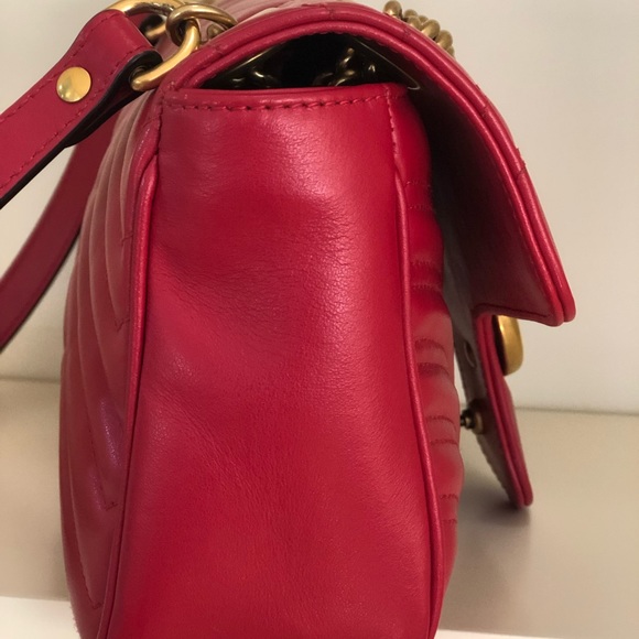 Small GG Marmont chain shoulder bag in Hibiscus Red - Picture 4 of 9